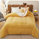 Manta estendida na cama, Amarela