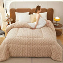 Manta estendida na cama - Bege