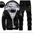 casaco e calça preta peluciados